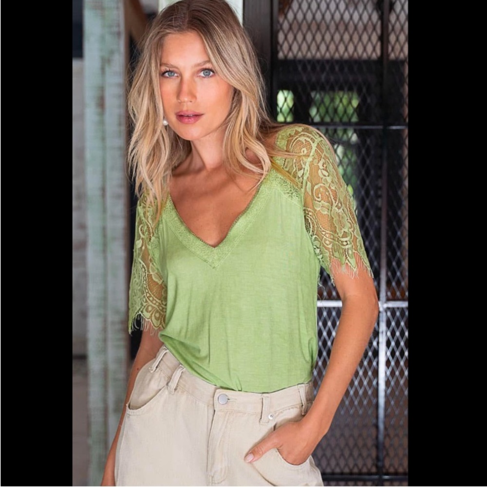 ✨NWT✨ VNeck Tee With Lace Sleeves